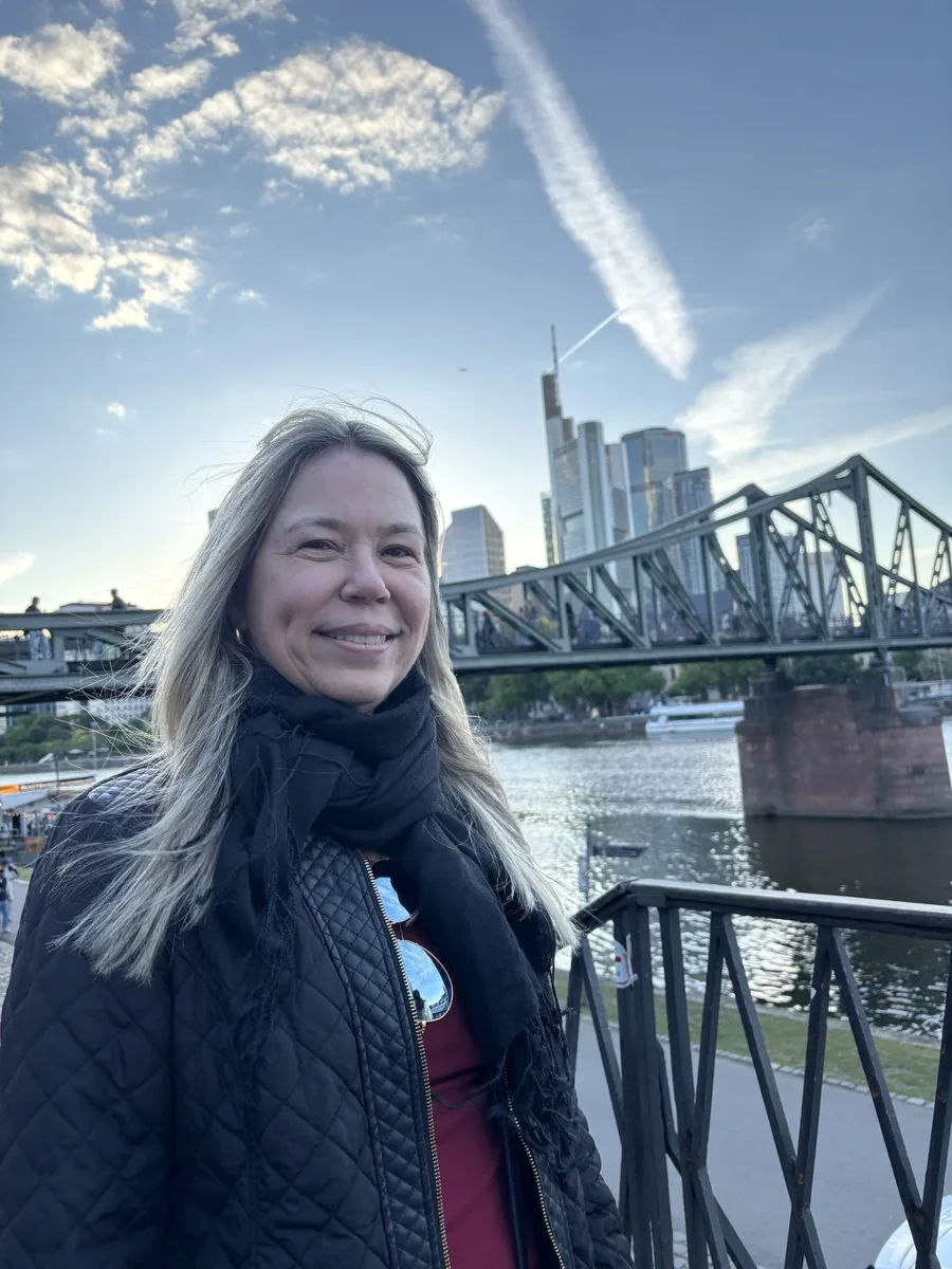 A Teacher Simone em Frankfurt, à beira do rio